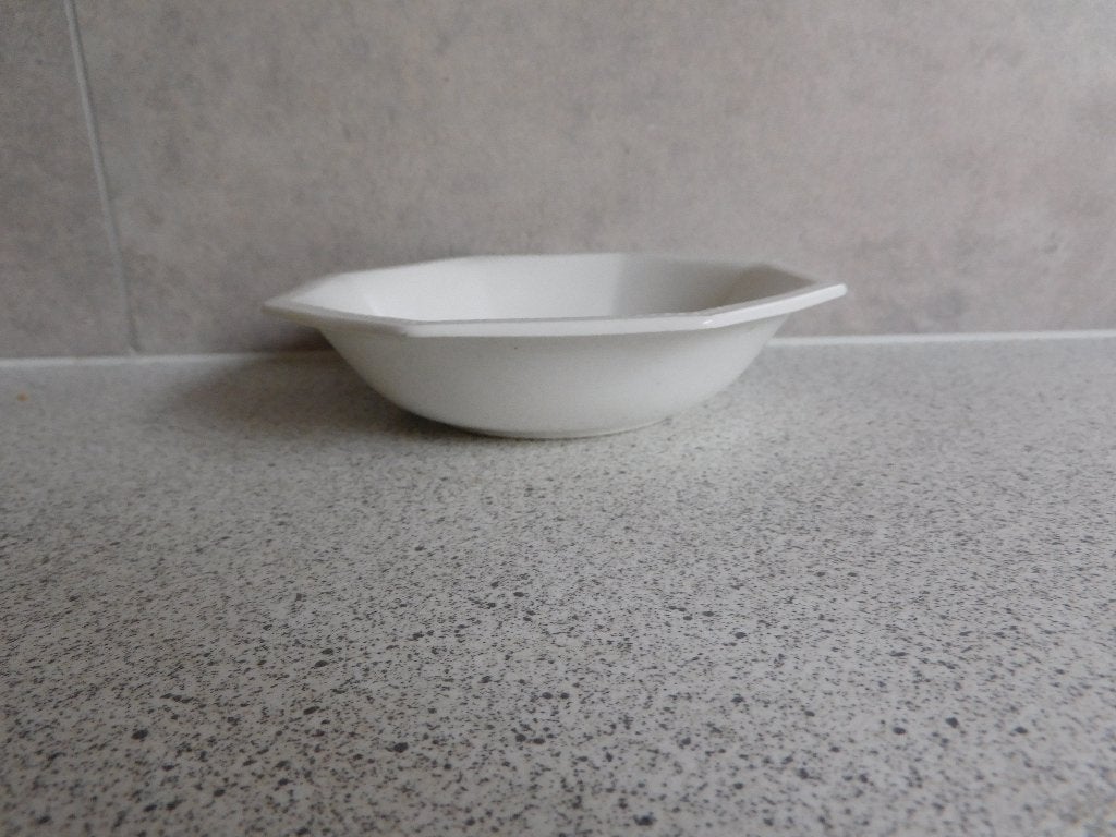 Diepe Schaal 13 cm. Heritage Johnson Brothers, Overige merken, Ophalen of Verzenden, Overige stijlen, Porselein