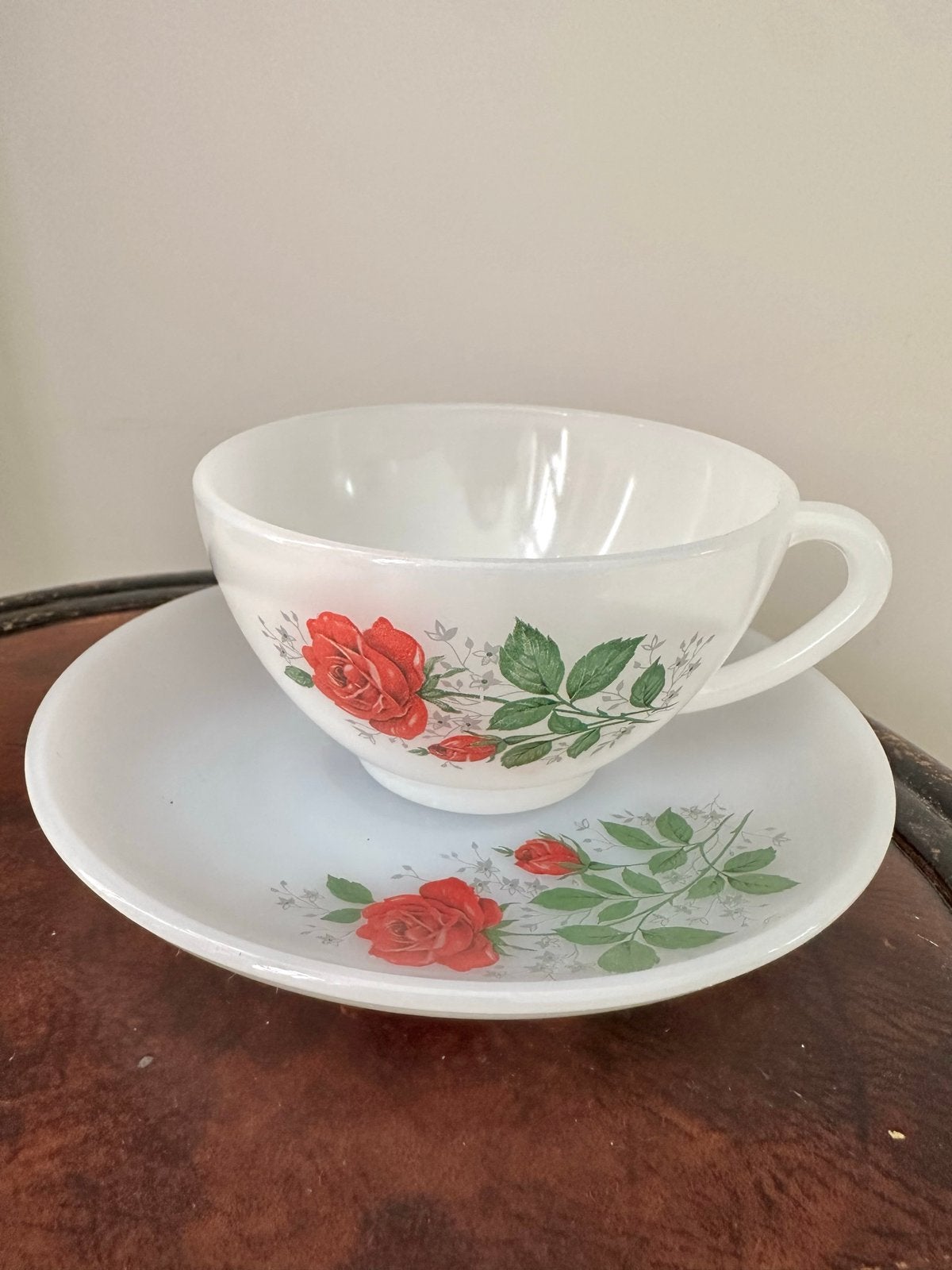Vintage Arcopal France kop en schotel met rode rozen, Antiek en Kunst, Antiek | Servies los, Ophalen of Verzenden