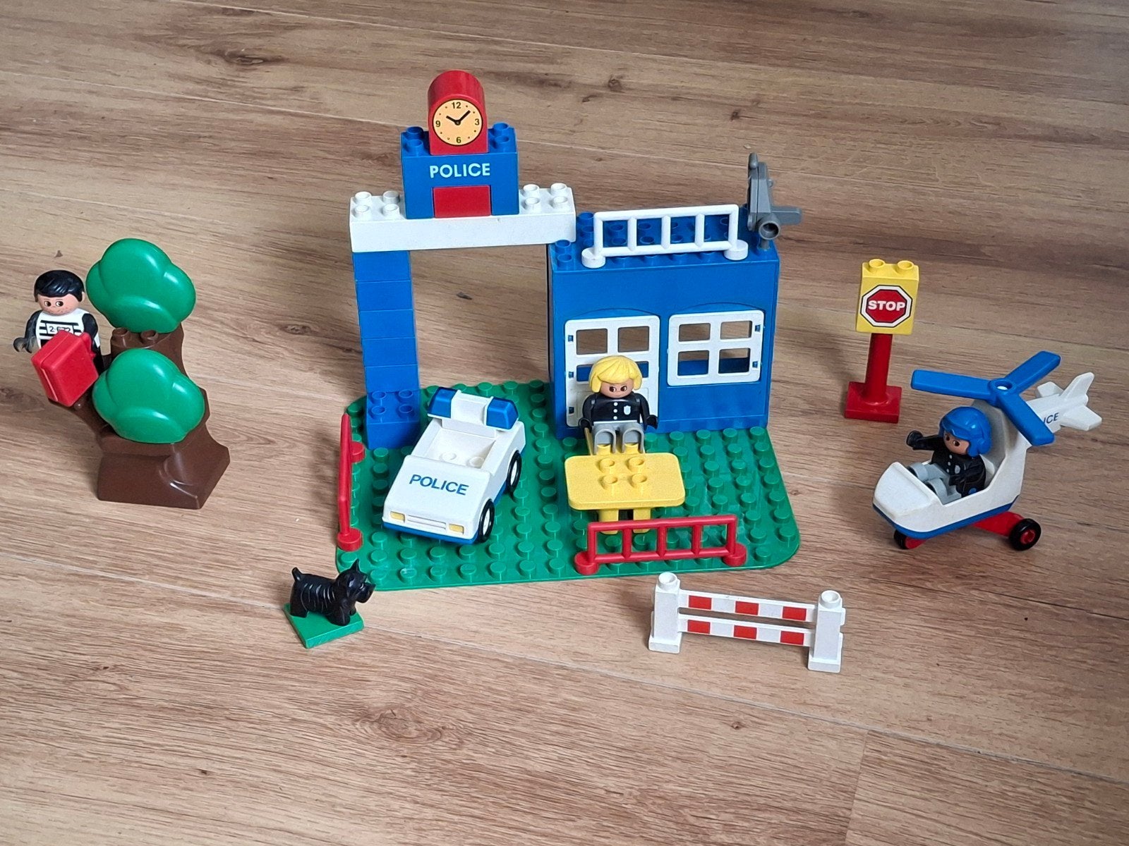 Duplo 2683. Politiebureau.  Zeldzaam item uit 1996, Kinderen en Baby's, Speelgoed | Duplo en Lego, Ophalen of Verzenden, Duplo