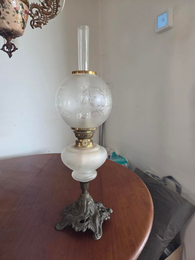 Antieke olielamp met sierlijke voet, Ophalen