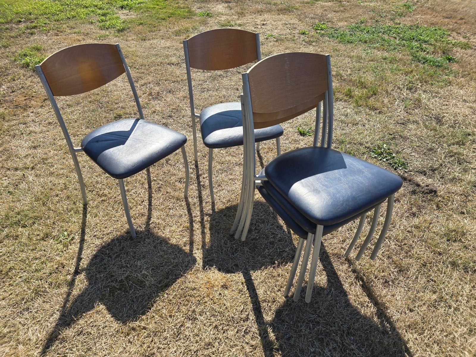 24 stapelbare stoelen - Gebruikt, Ophalen, Gebruikt, Hout, Blauw