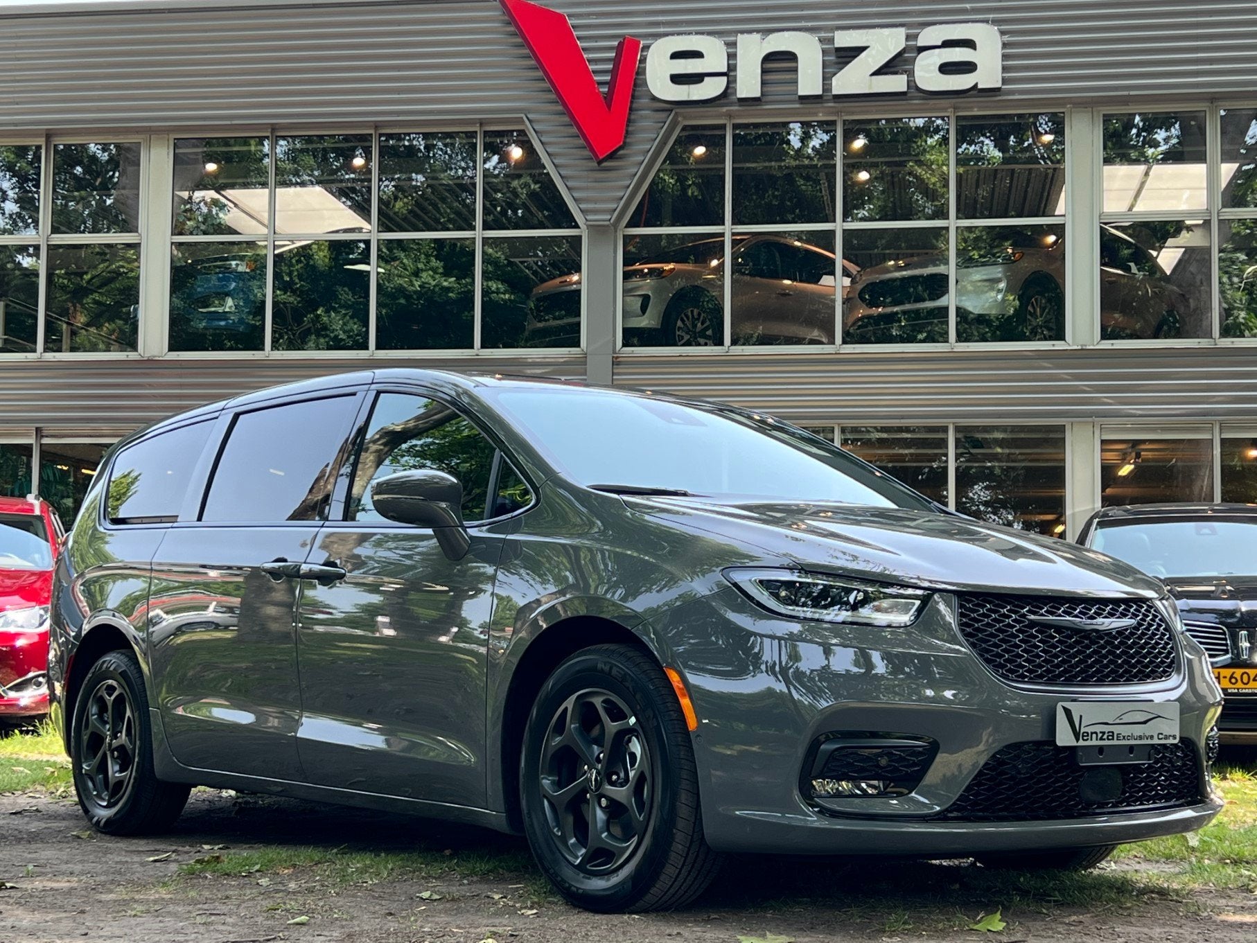 Chrysler Pacifica 3.6 V6 Limited S Hybride (bj 2025), Auto's, Chrysler, Dealer onderhouden, Gebruikt, Zwart, Met garantie (alle)