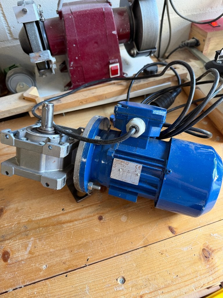 Electro motor 220v met vertragingskast, Doe-het-zelf en Verbouw, Motoren, Ophalen, Zo goed als nieuw, Elektromotor