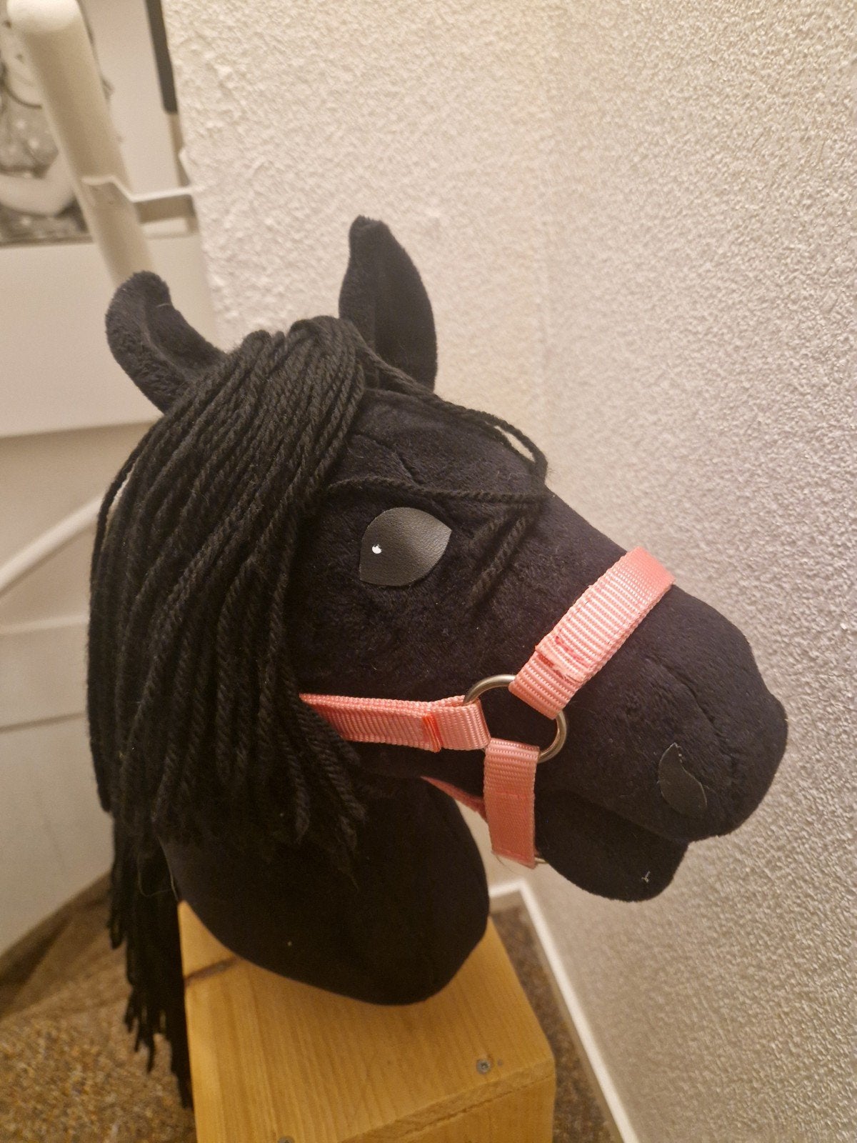 Zwarte Hobbyhorse met Roze Halster - Handgemaakt, Ophalen, Zo goed als nieuw, Jongen of Meisje