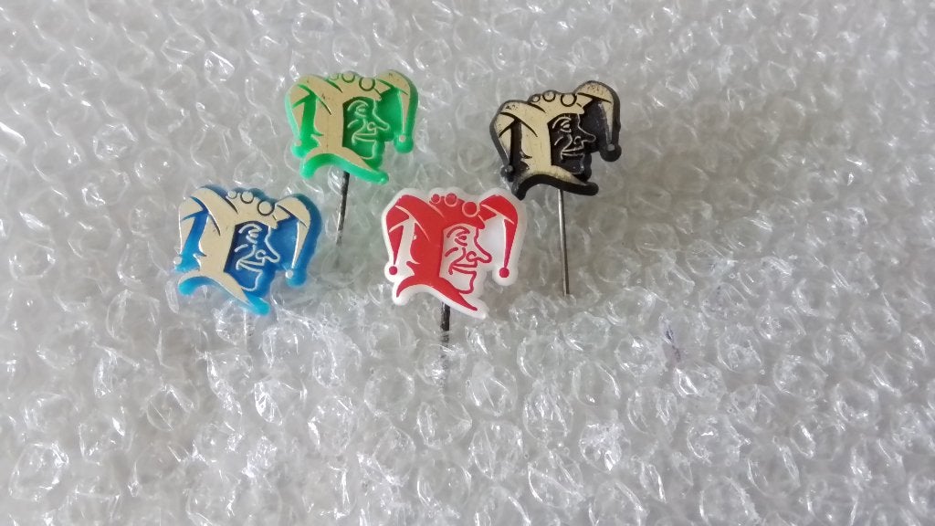 4 verschillende kleuren speldjes narren/hofnarren, Ophalen of Verzenden, Zo goed als nieuw, Overige onderwerpen