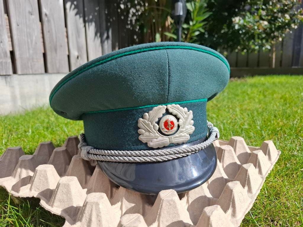 Duitse schirmmütze - DDR, Ophalen of Verzenden, Landmacht, Duitsland, Embleem of Badge