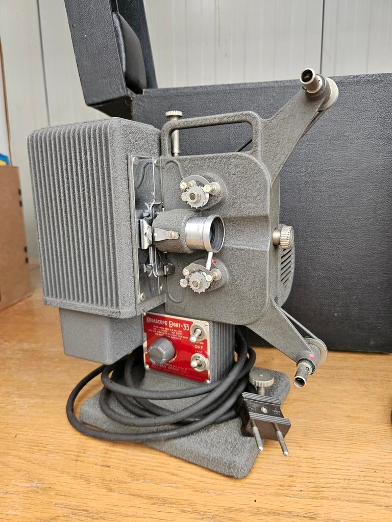 Vintage Kodascope Eight-33 Filmprojector, Audio, Tv en Foto, Diaprojectors, Ophalen of Verzenden, Gebruikt, Met scherm