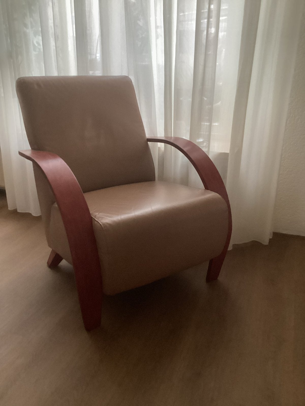 Mooie leunstoelen met leren bekleding,  houten armleuningen, Huis en Inrichting, Ophalen, Gebruikt, Twee, Overige kleuren