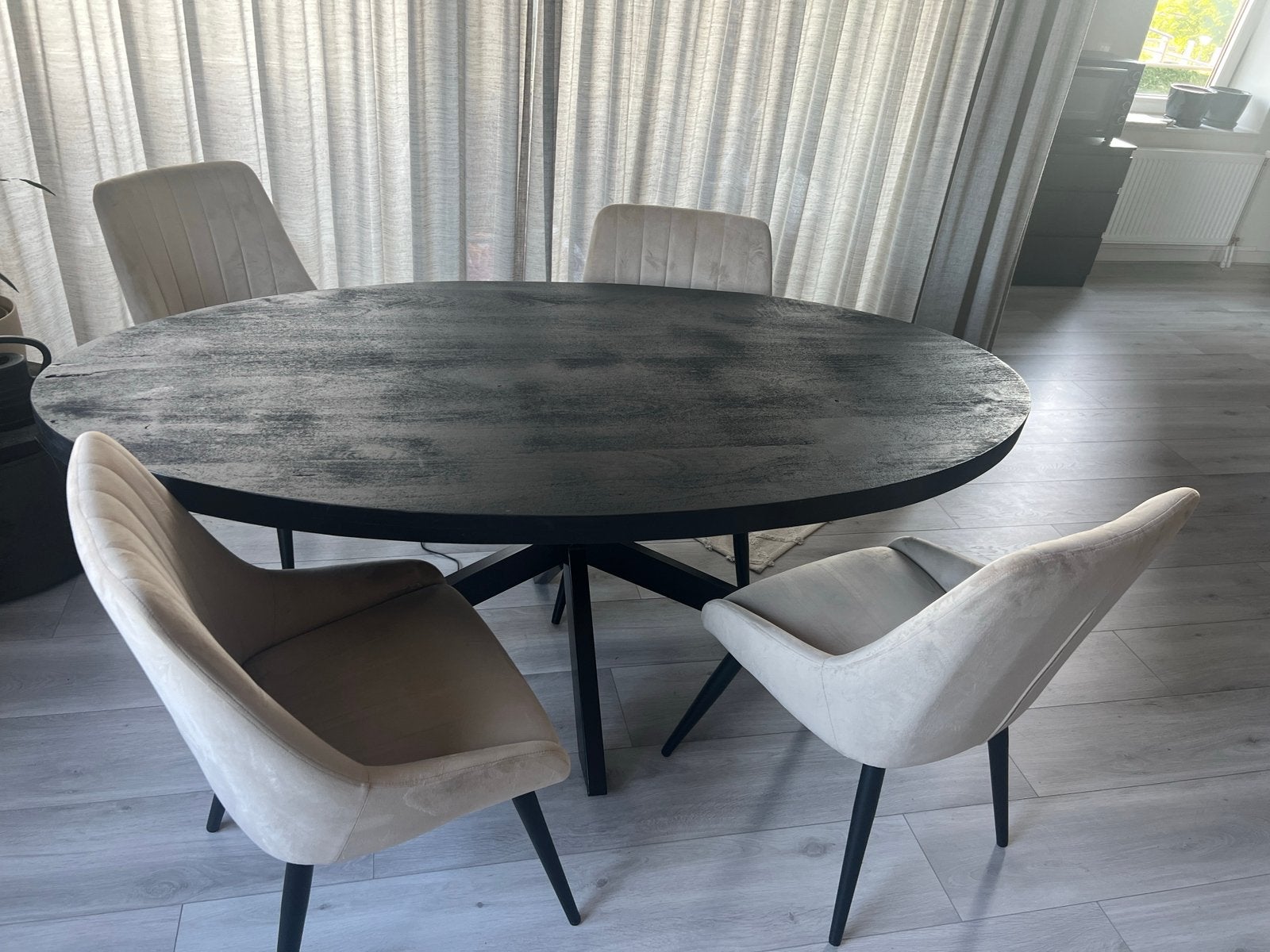 Duurzame mangohouten eettafel met 4 fluwelen stoelen, Huis en Inrichting, Tafels | Eettafels, 100 tot 150 cm, Ophalen of Verzenden