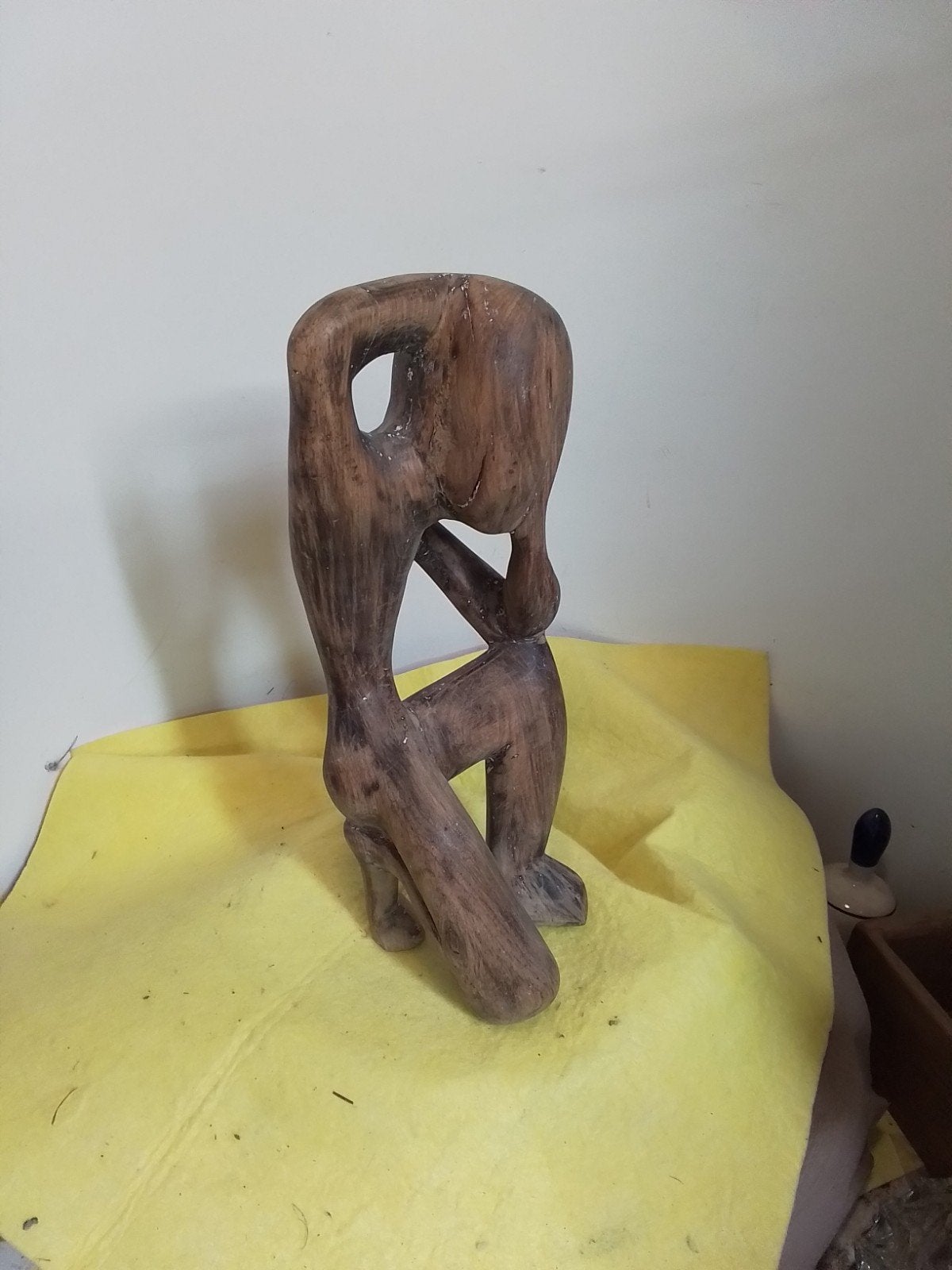 15722) DEN Denker  mooi groot houten beeld  hoog 33cm, Verzamelen, Ophalen of Verzenden, Zo goed als nieuw