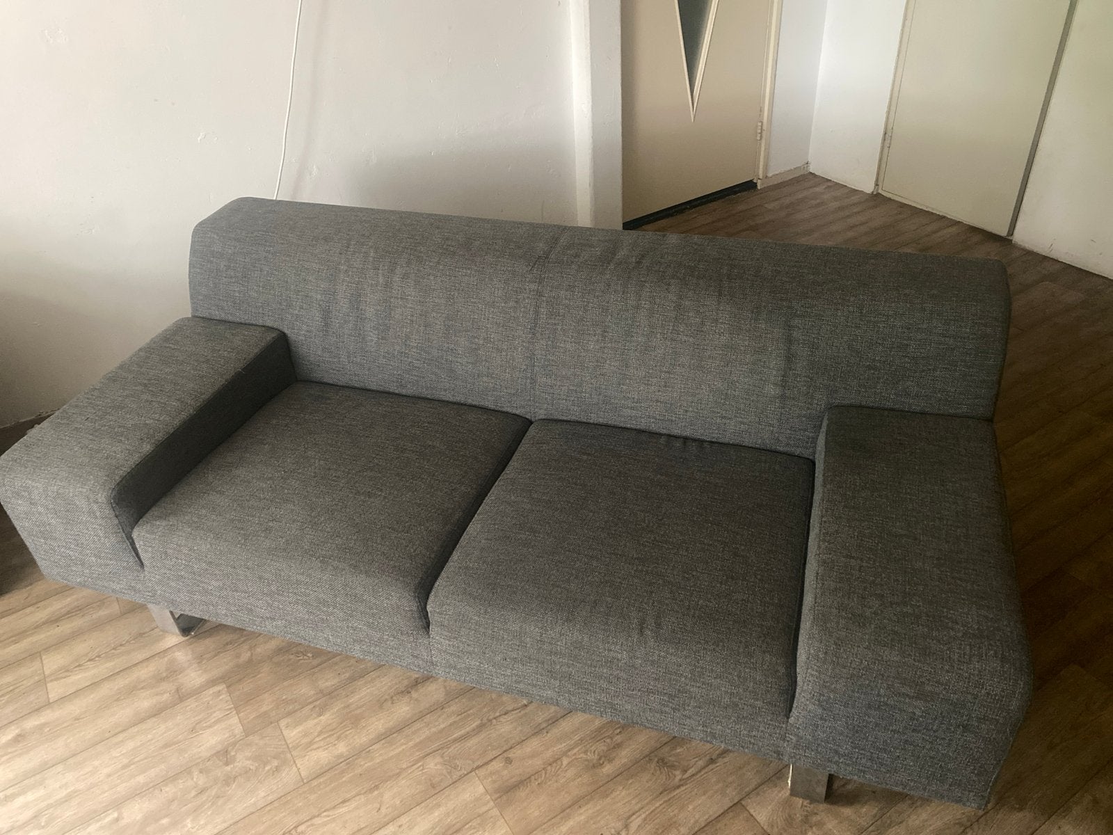 Gratis Grijze tweepersoonsbank - Zo goed als nieuw, Ophalen, 150 tot 200 cm, Tweepersoons, 75 tot 100 cm