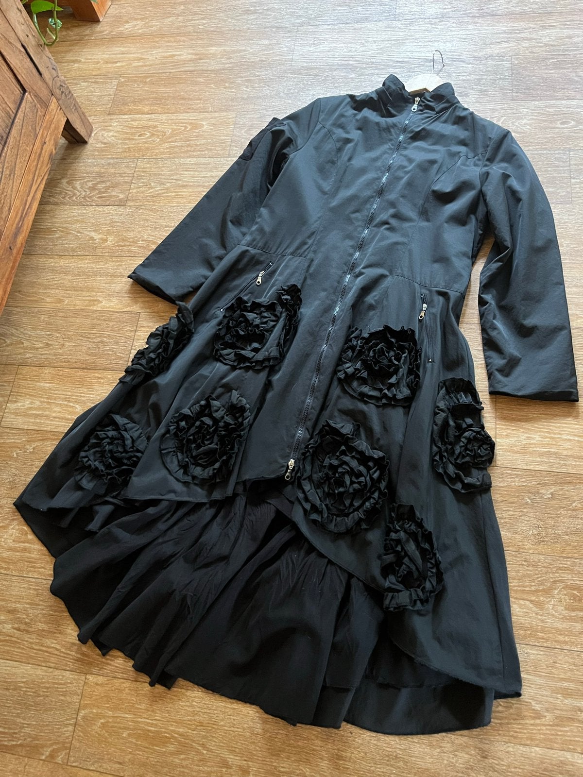 Diepzwarte zwierige (gothic)jas met rozetten, maat 40, Kleding | Dames, Ophalen of Verzenden, Zo goed als nieuw, Zwart