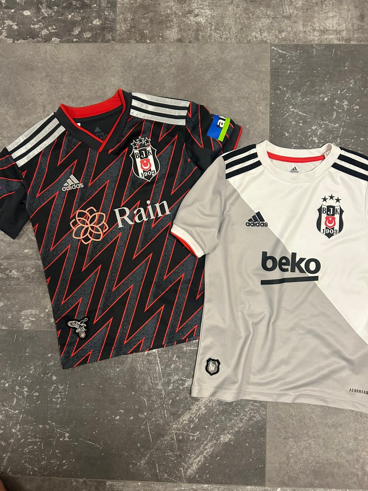 Besiktas shirt origineel maat 128 (2 stuks!), Sport en Fitness, Voetbal, Maat XS of kleiner, Ophalen of Verzenden, Zo goed als nieuw