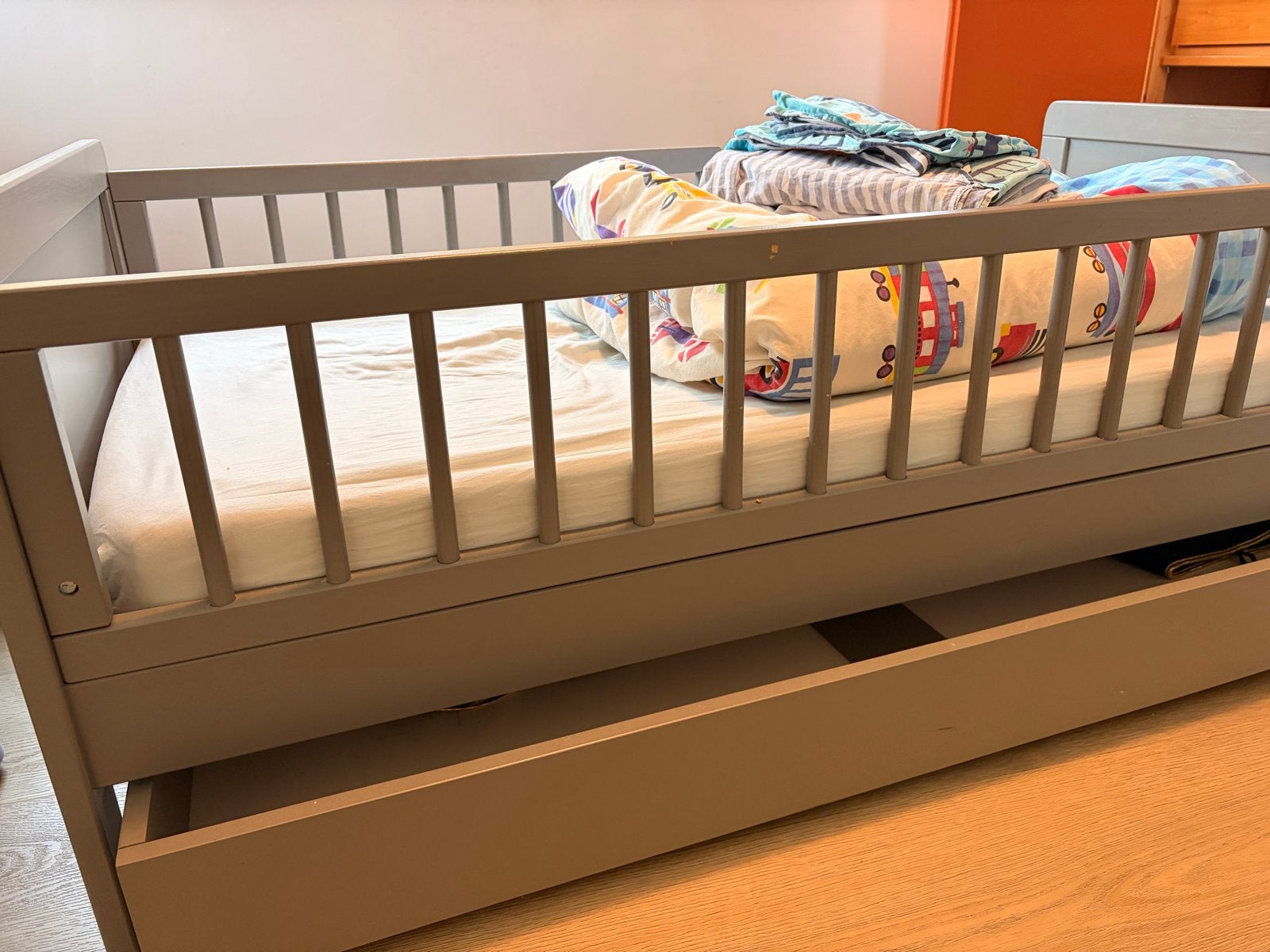 Peuterbed petite amelie grijs met lade, Ophalen, 70 tot 85 cm, 140 tot 160 cm, Zo goed als nieuw