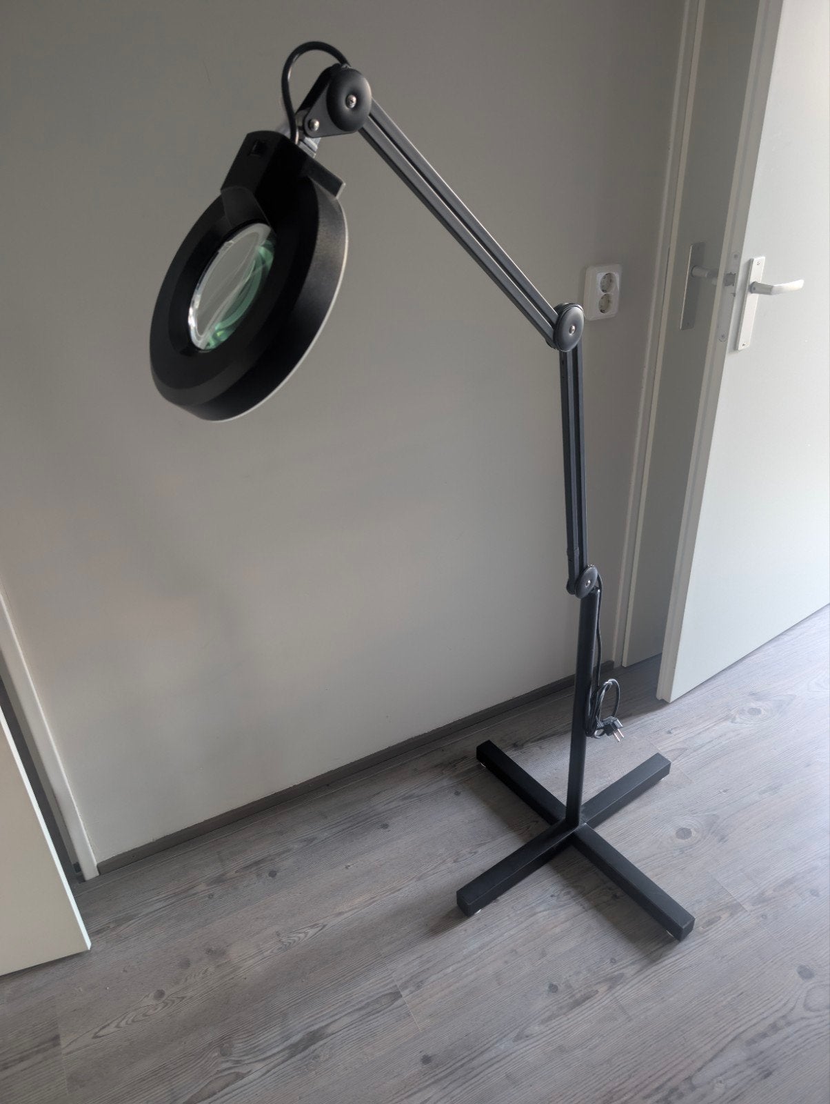 Vergrootlamp met LED-verlichting en verstelbare arm, Huis en Inrichting, Lampen | Vloerlampen, Ophalen, Modern, functioneel, Overige fittingen