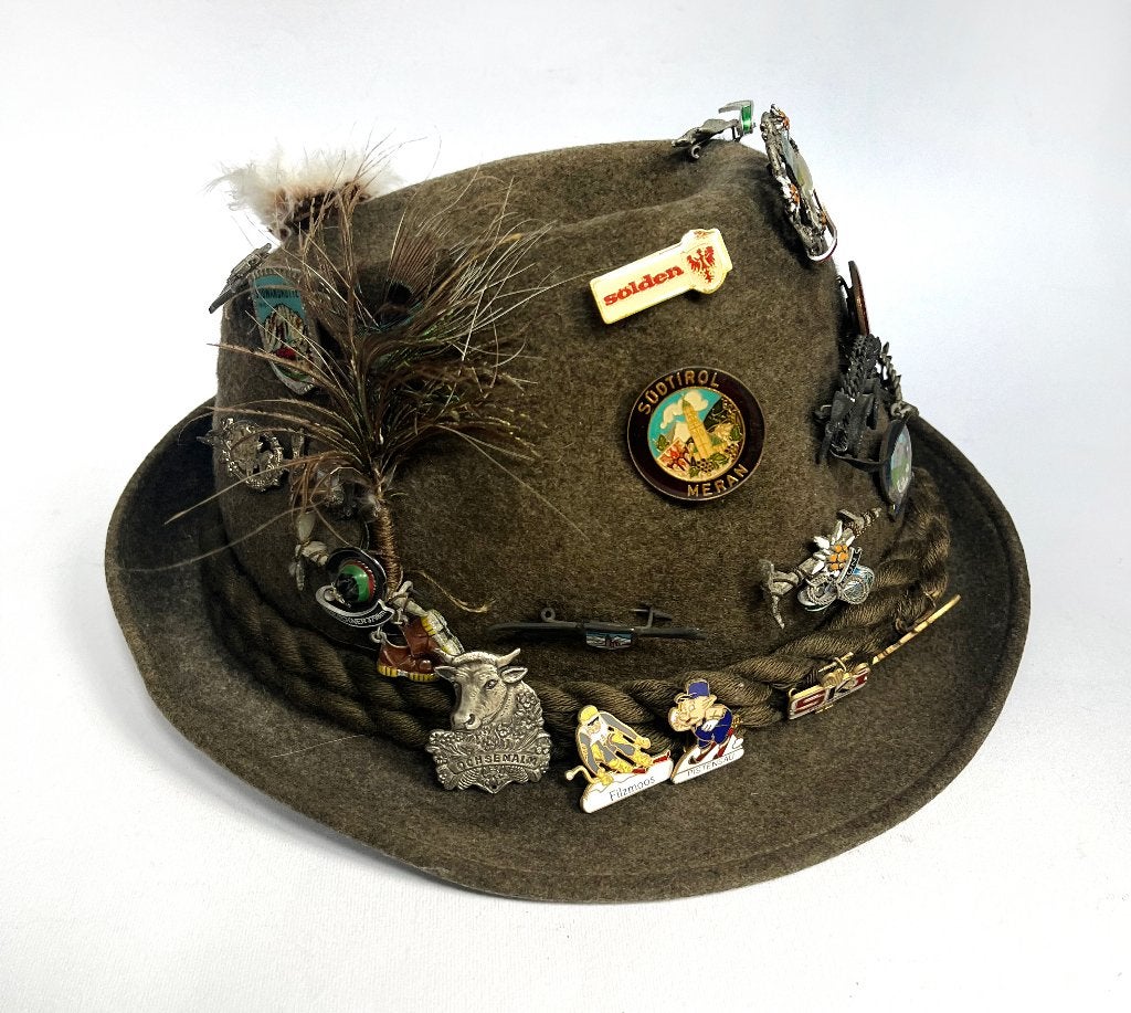 Tiroler hoed Tiruler Cap Oktoberfest Alpine hat with 26 Pins, Onbekend, Hoed, Ophalen of Verzenden, 57 cm (M, 7⅛ inch) of minder