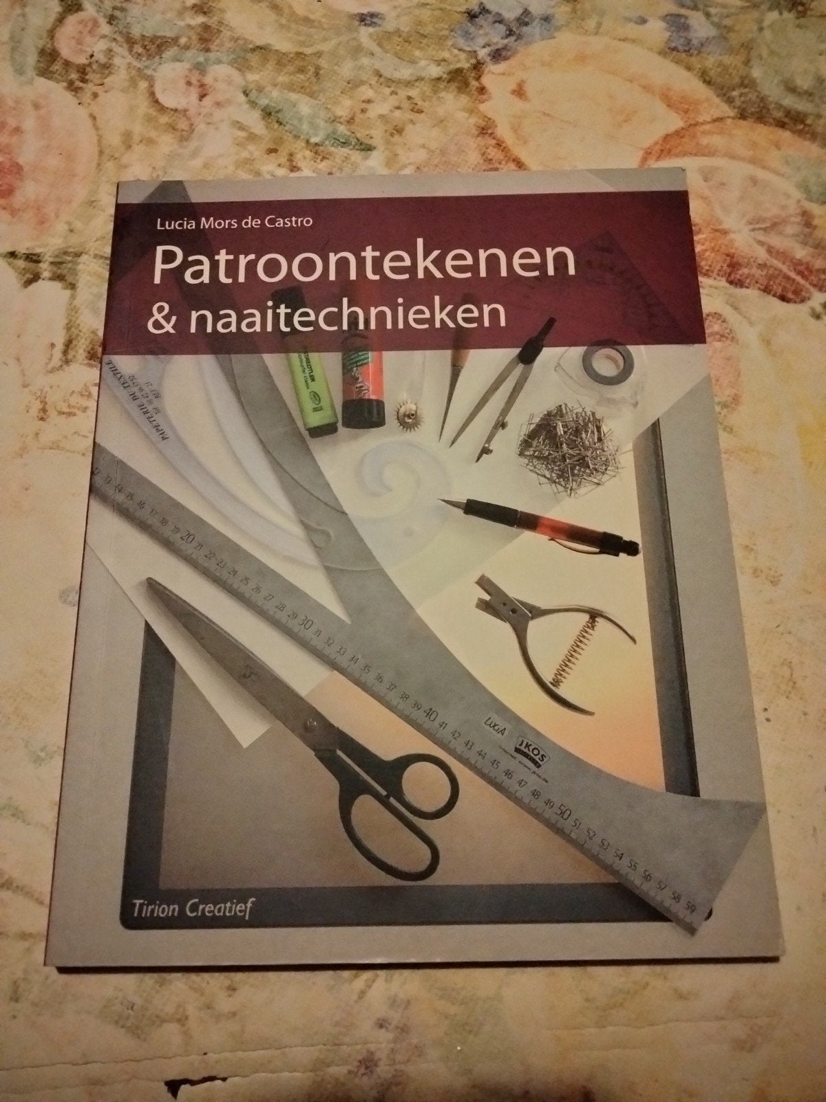 Lucia Mors de Castro - Patroontekenen & naaitechnieken, Ophalen of Verzenden, Gelezen, Lucia Mors de Castro