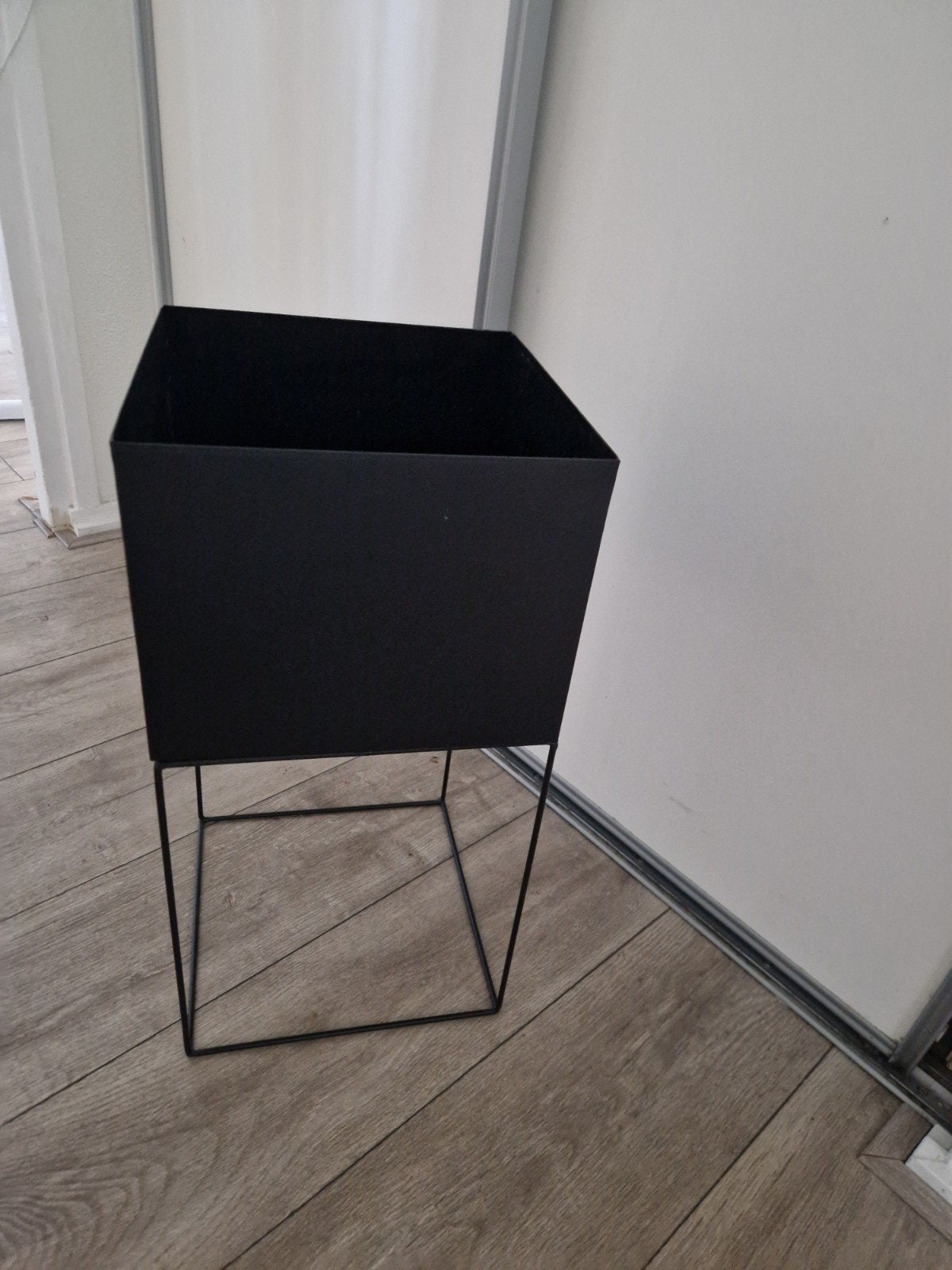 Zwarte metalen plantenbak op standaard, Ophalen, Vierkant, Zo goed als nieuw, Metaal