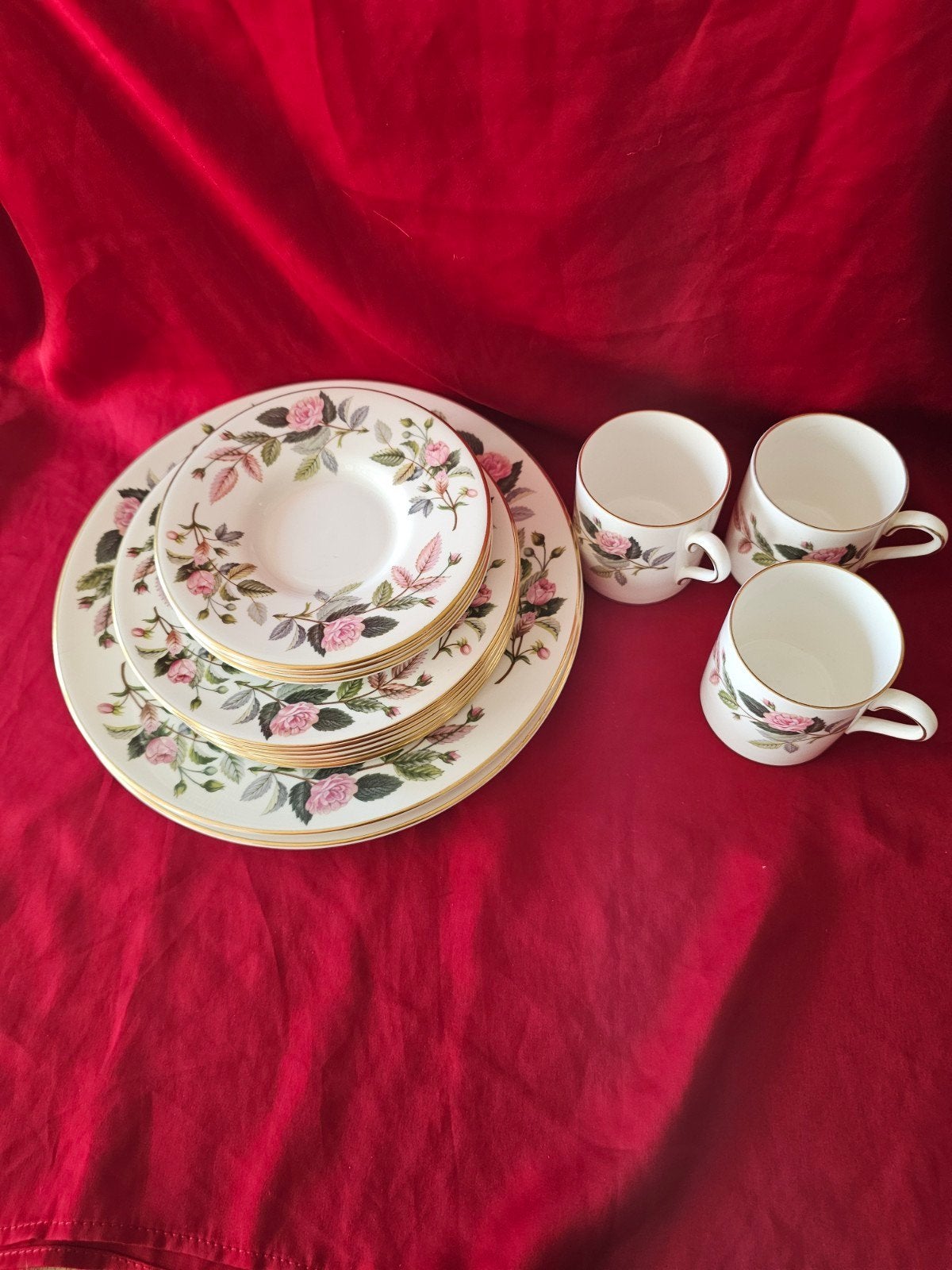 Wedgwood Hathaway Rose Servies - Borden en Kopjes, Ophalen of Verzenden, Zo goed als nieuw, Porselein, Bord(en)