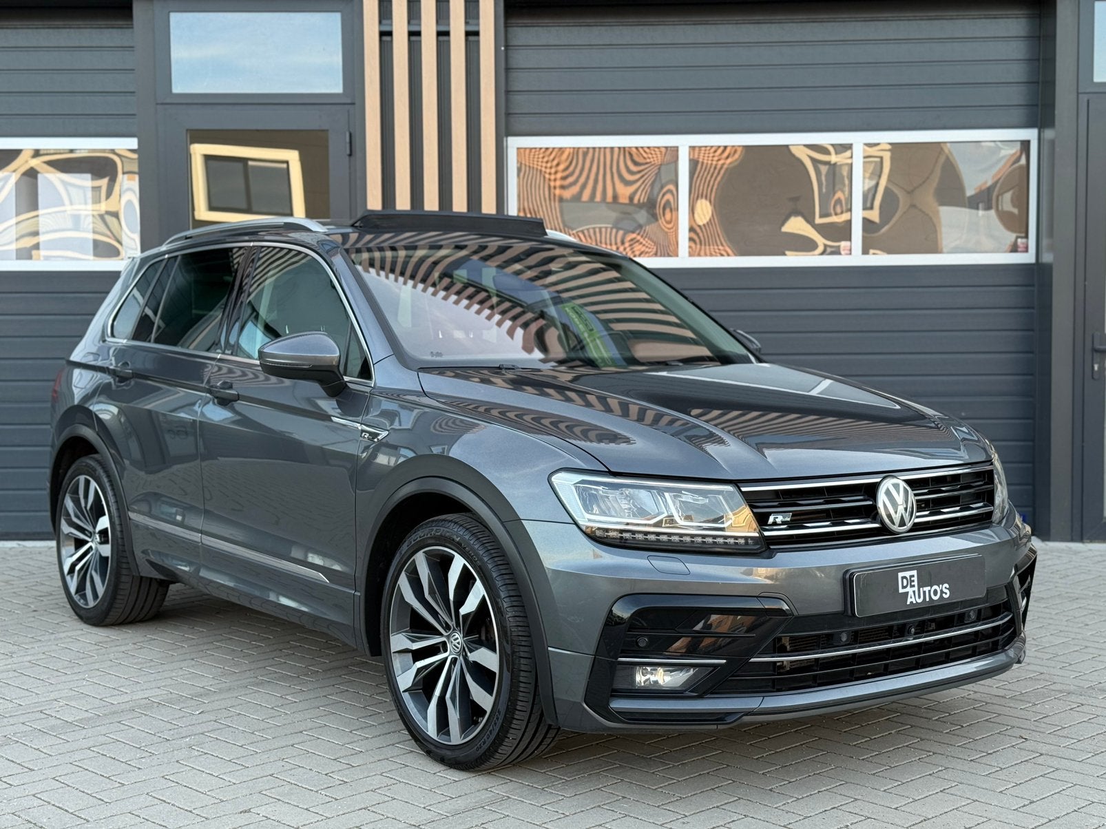 Volkswagen Tiguan 2.0TSI 180PK / PANO / DSG / R-Line / VOL, Auto's, Automaat, Dealer onderhouden, Stof, Euro 6