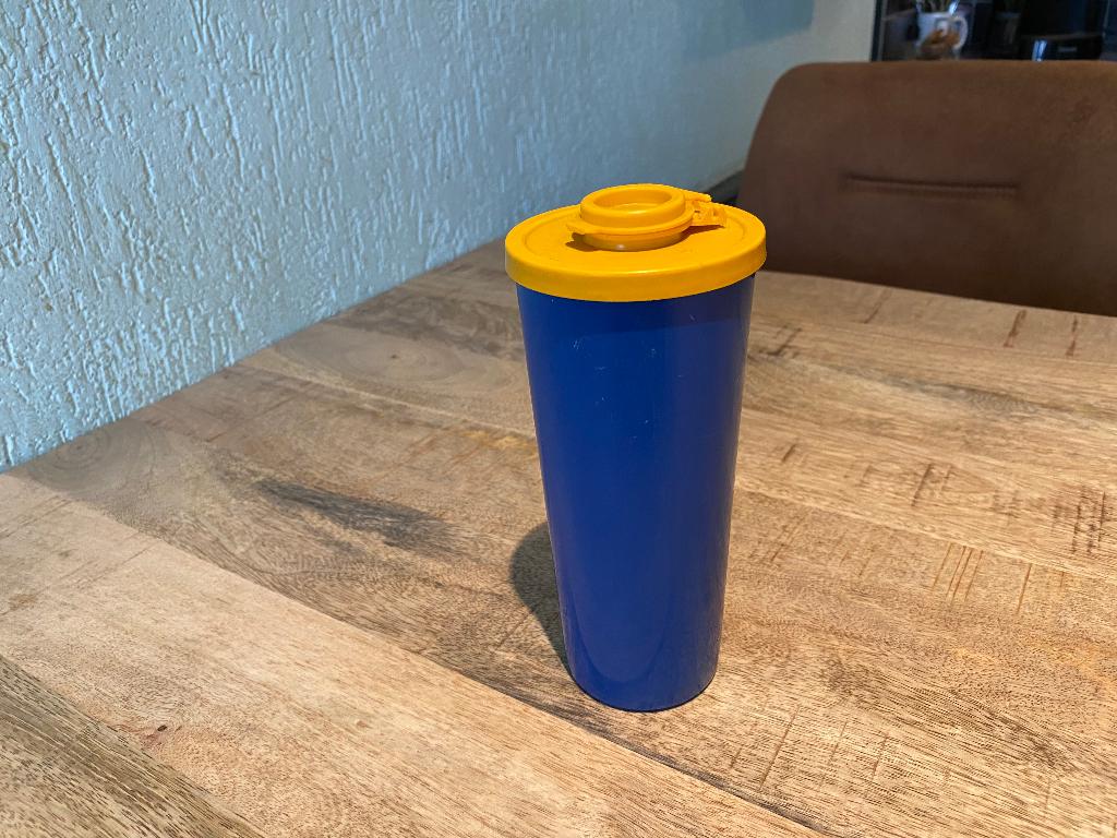 Tupperware Beker met geel deksel, Ophalen of Verzenden, Gebruikt, Geel, Beker of Kan