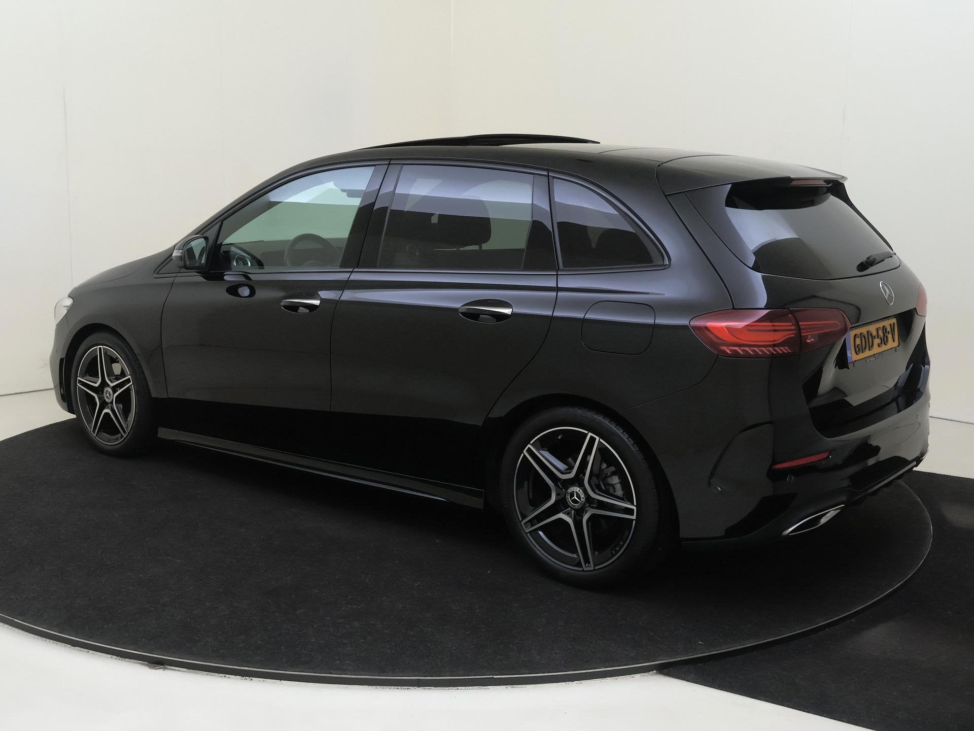 Mercedes-Benz B-klasse 180 AMG Line Panoramadak / Keyless /, Auto's, 745 kg, 136 pk, Gebruikt, 4 cilinders