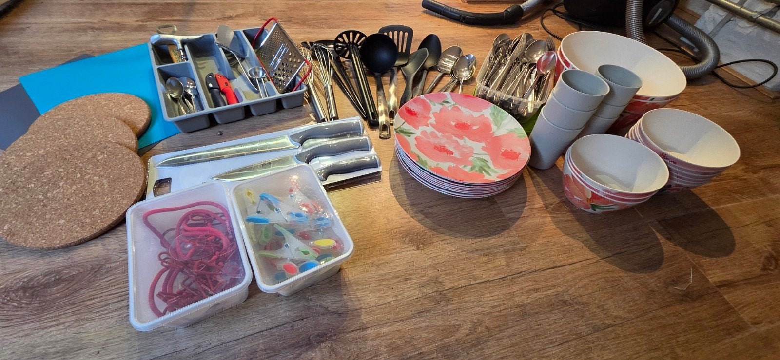 Compleet campingservies met bestek en accessoires, Ophalen, Zo goed als nieuw
