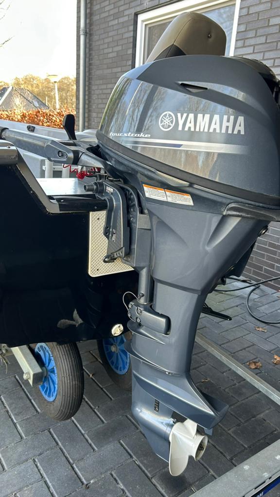 Zeer complete visboot / toerboot + 15 pk Yamaha + trailer, Watersport en Boten, Ophalen, Zo goed als nieuw, Benzine, 10 tot 30 pk