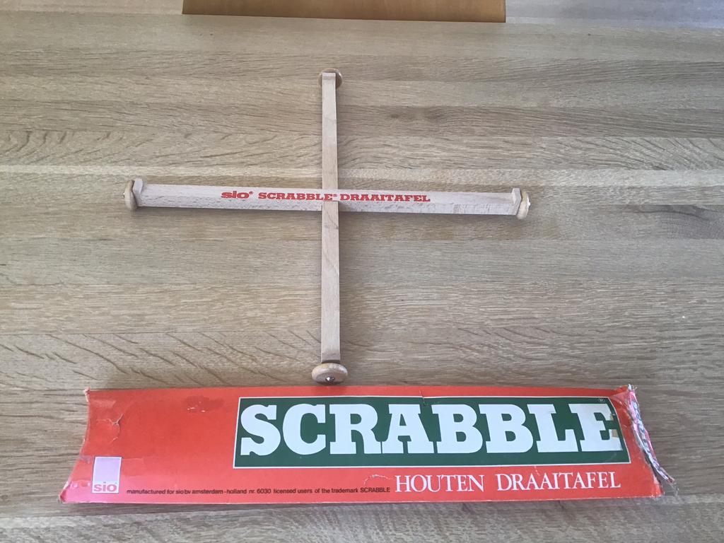 Sio Scrabble houten draaitafel, Hobby en Vrije tijd, Gezelschapsspellen | Bordspellen, Ophalen of Verzenden, Zo goed als nieuw