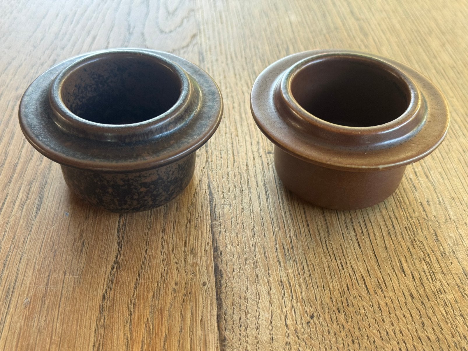 Twee vintage eierdopjes - Arabia Ruska - Finland, Huis en Inrichting, Keramiek, Overige typen, Ophalen of Verzenden, Zo goed als nieuw