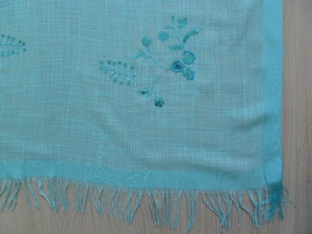 Stola/omslagdoek. Nieuw. Lichtblauw met glitters.  163x66cm, Ophalen of Verzenden, Nieuw, Maat 34 (XS) of kleiner, Sjaal