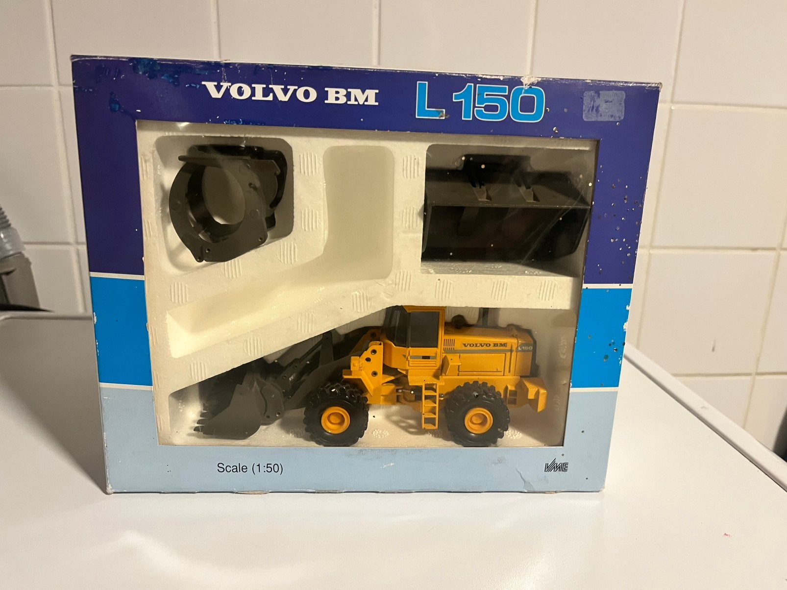 Volvo BM L150 met bakkenset NZG 1/50, Hobby en Vrije tijd, Ophalen of Verzenden, Zo goed als nieuw, Bus of Vrachtwagen, NZG