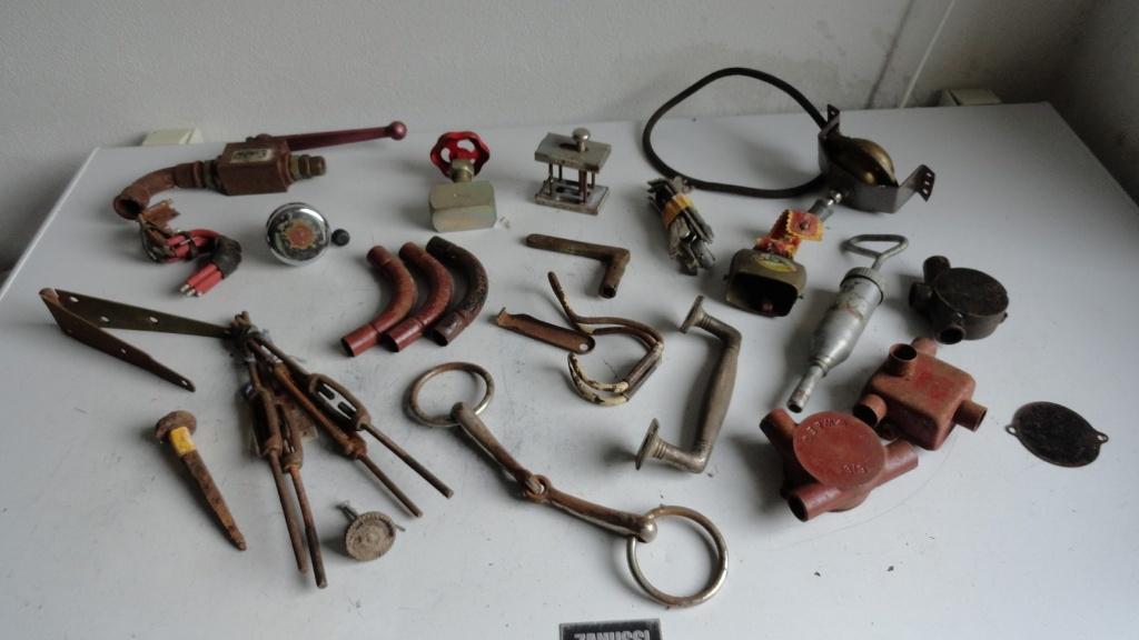 Antieke spullen waaronder draadspanners, nagels, greepjes, Ophalen of Verzenden