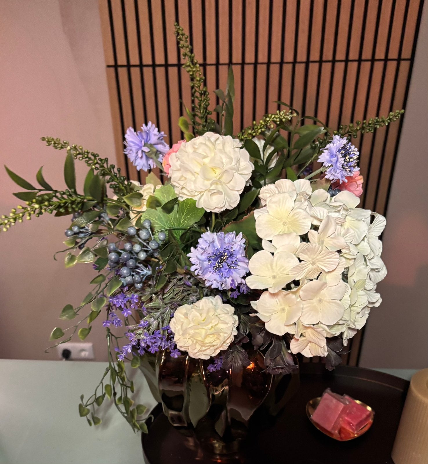 Zijden bloemen boeket compleet inclusief vaas €89,95, Binnen, 40 cm, Inclusief kunstbloemen, Www.discountfashioncorner.nl