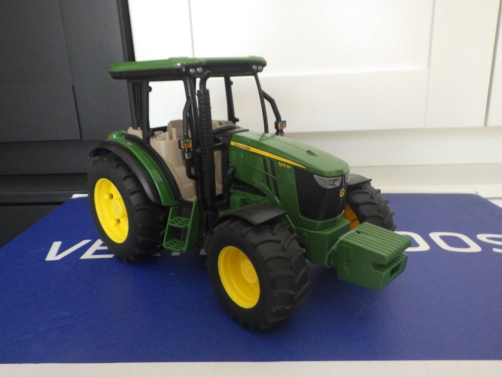 Bruder John Deere 5115M Tractor, Ophalen