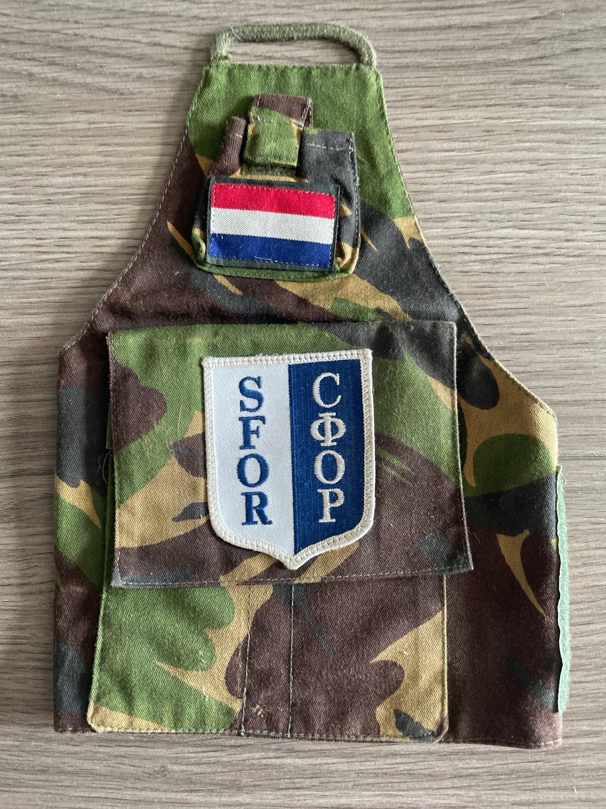 SFOR Brassard/Mouwembleemhouder met Nederlands Vlaggetje, Ophalen of Verzenden, Landmacht, Nederland, Embleem of Badge