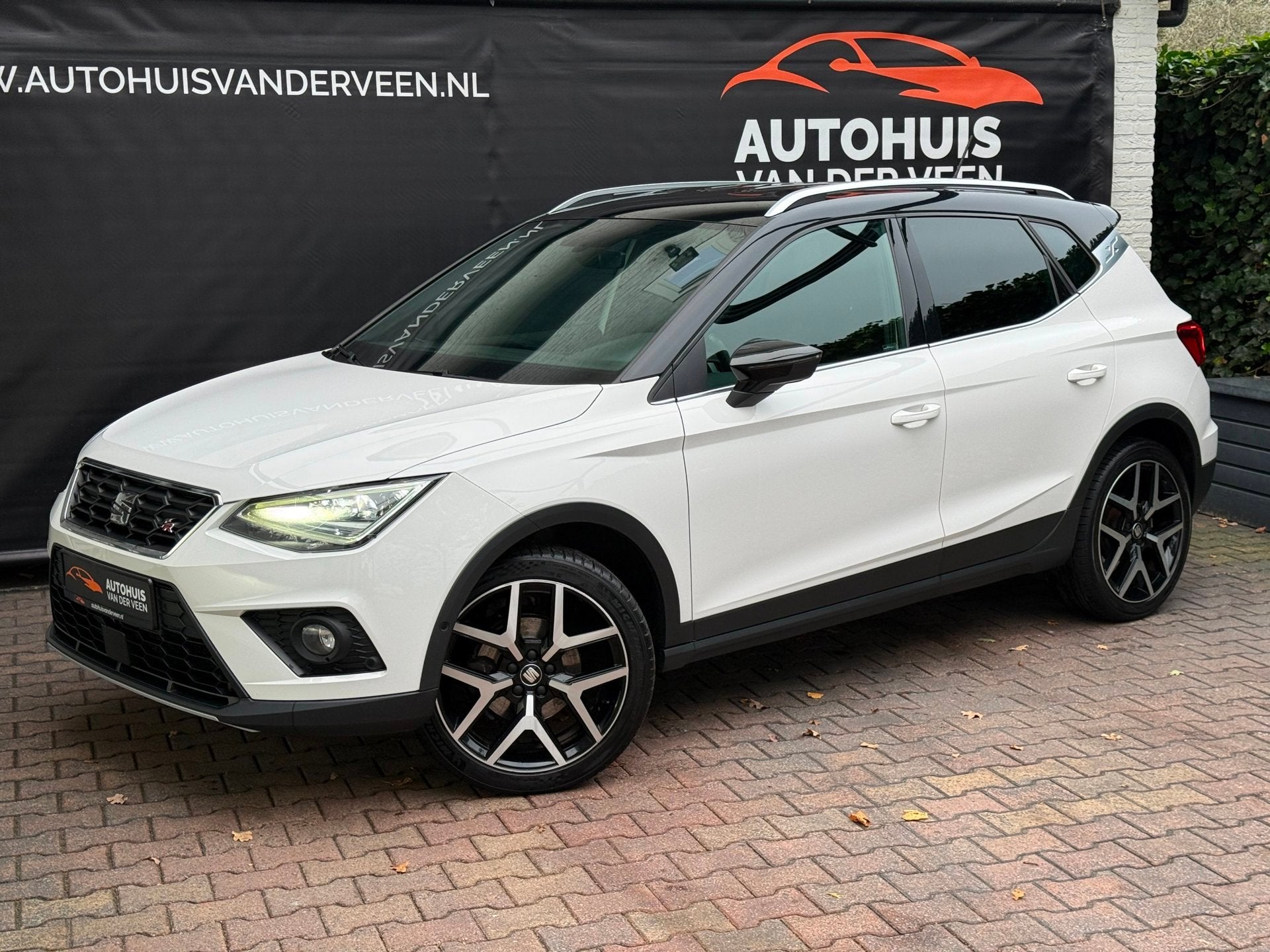 Seat Arona 1.0 TSI FR Business Intense, ACC/Camera/DSG/Beats, Auto's, Dealer onderhouden, 116 pk, Bedrijf, Grijs