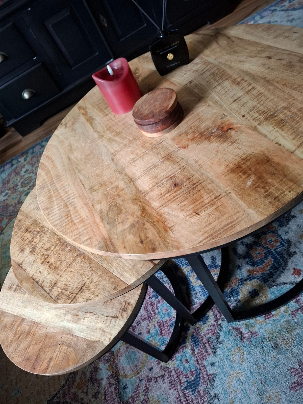 Mooie set salontafel.van mango hout .met zwart metaal., Huis en Inrichting, Tafels | Salontafels, 50 tot 100 cm, Rond, Zo goed als nieuw