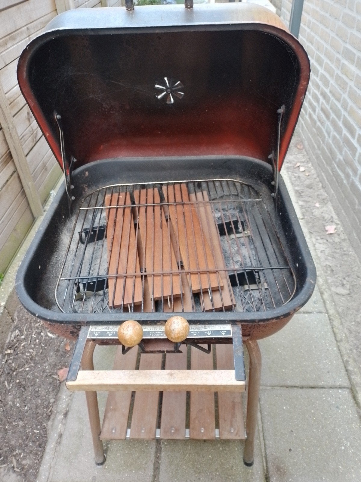 Gebruikte barbecue met houten onderstel, Ophalen, Gebruikt, Onbekend