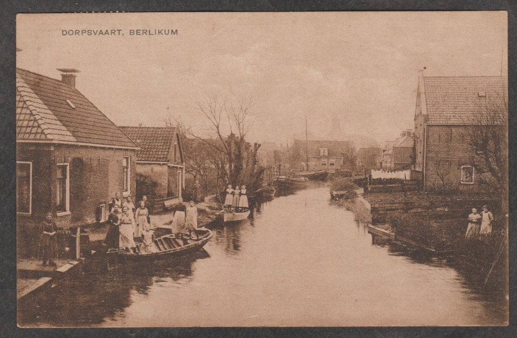 berlikum dorpsvaart met bootjesmet mensen, Verzenden, 1920 tot 1940, Gelopen, Friesland