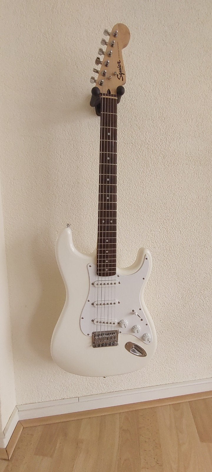 Witte Squier Fender stratocaster, Ophalen of Verzenden, Zo goed als nieuw, Solid body, Fender