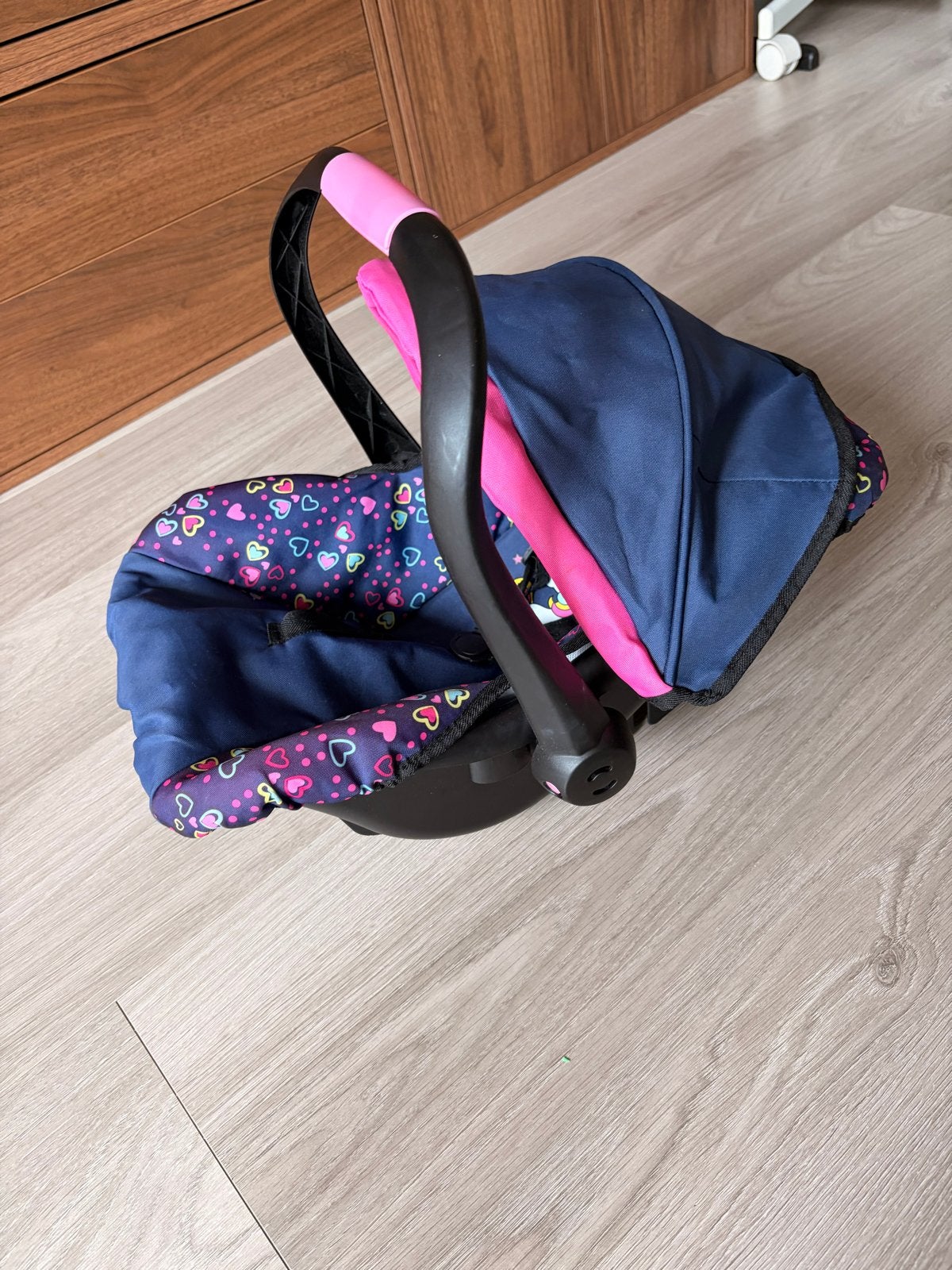 Bayer poppen autostoel - Roze/Blauw met eenhoorn en hartjes, Kinderen en Baby's, Speelgoed | Poppen, Ophalen, Zo goed als nieuw