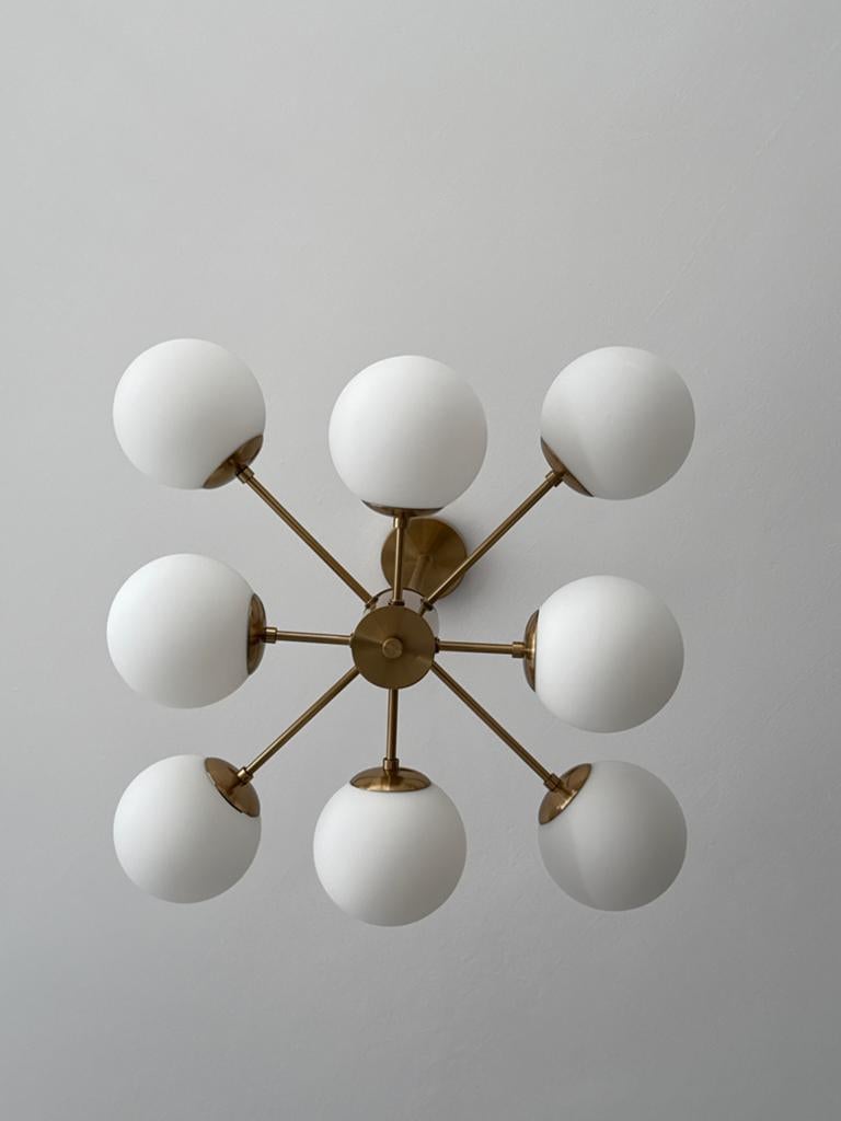 Moderne gouden plafondlamp met melkwitte bollen, Huis en Inrichting, Lampen | Plafondlampen, Ophalen of Verzenden, Zo goed als nieuw