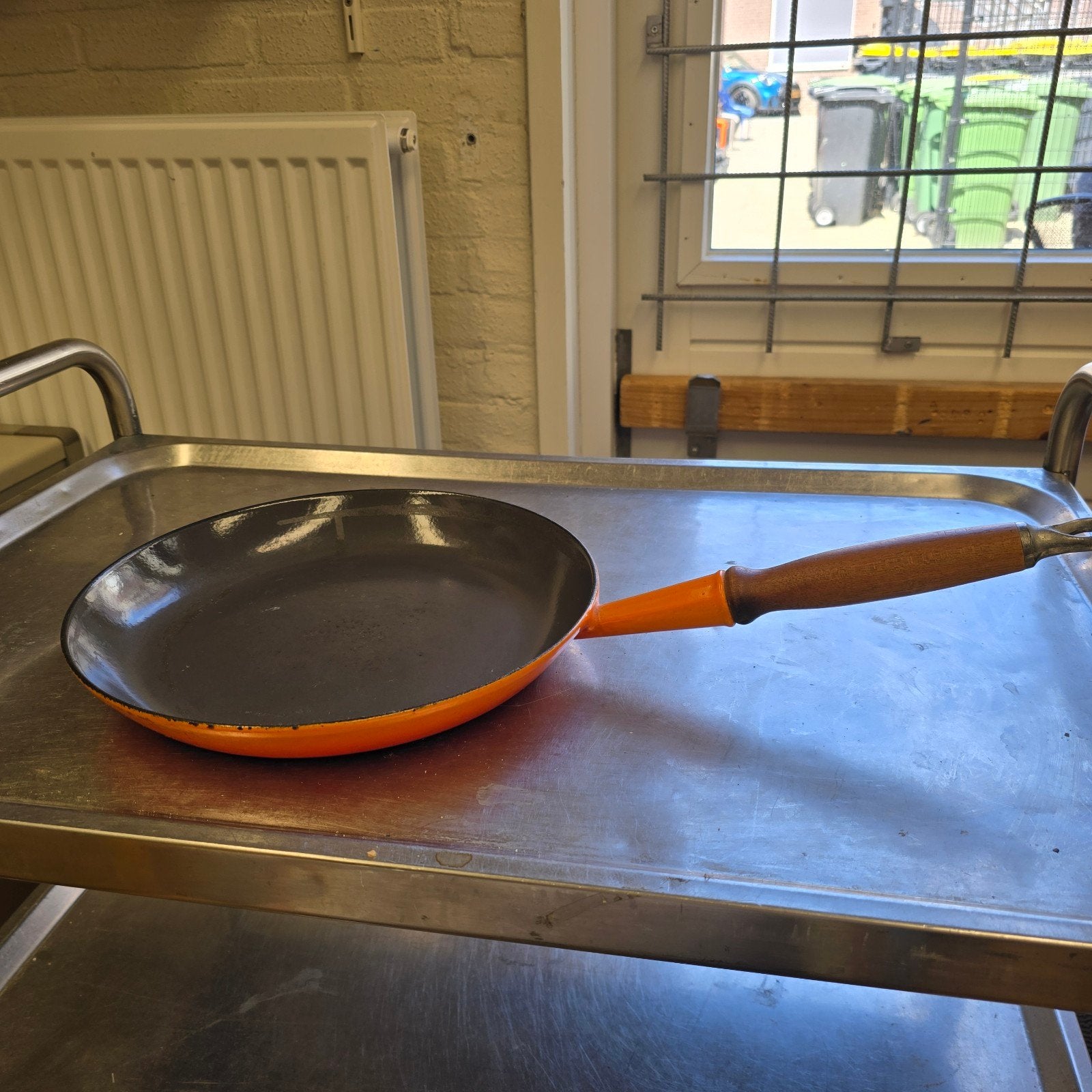 Le Creuset gietijzeren koekenpan, houten handvat, d 29cm, Huis en Inrichting, Keuken | Potten en Pannen, Ophalen of Verzenden