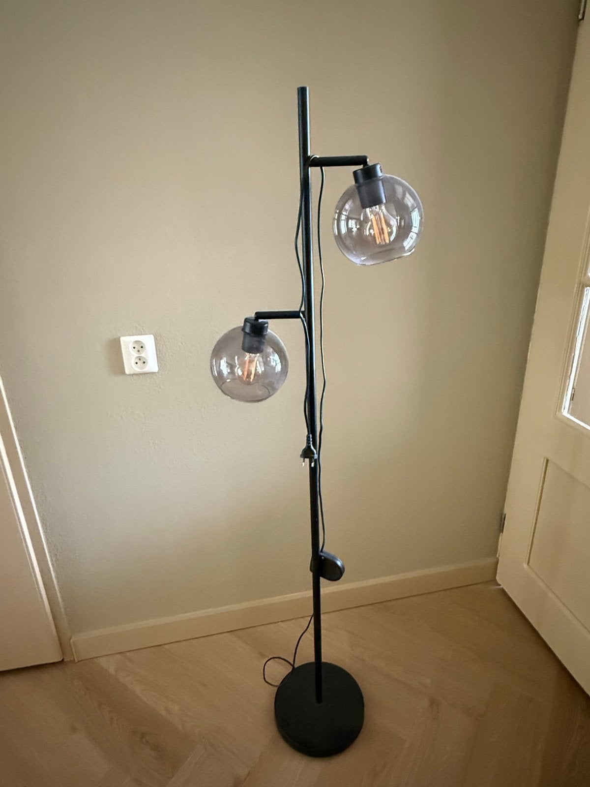 Moderne zwarte vloerlamp met twee glazen bollen, Ophalen, E27 (groot), Zo goed als nieuw, Metaal