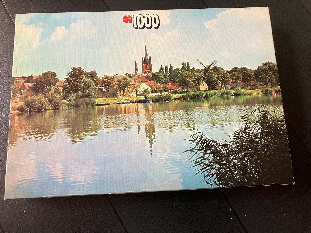 Jumbo legpuzzel van 1.000 stukjes, Dorp aan rivier, Ophalen of Verzenden, 500 t/m 1500 stukjes, Gebruikt, Legpuzzel