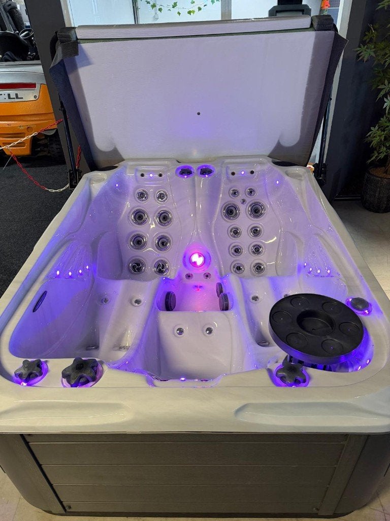 Luxe 2/3 persoons jacuzzi – compleet met coverlift, Ophalen, Zo goed als nieuw, Afdekzeil, Vast
