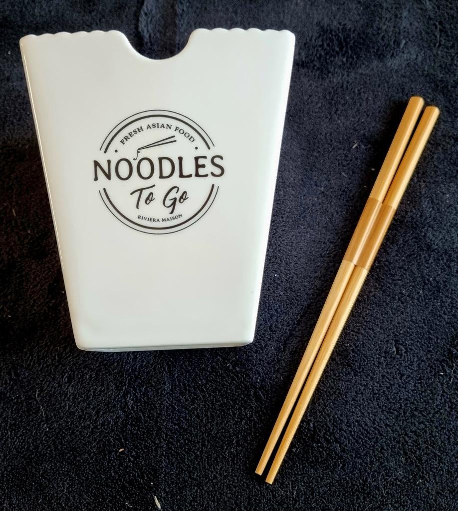 Riviera Maison Noodles To Go Kom met Bamboe Eetstokjes, Huis en Inrichting, Keuken | Servies, Keramiek, Ophalen of Verzenden, Zo goed als nieuw