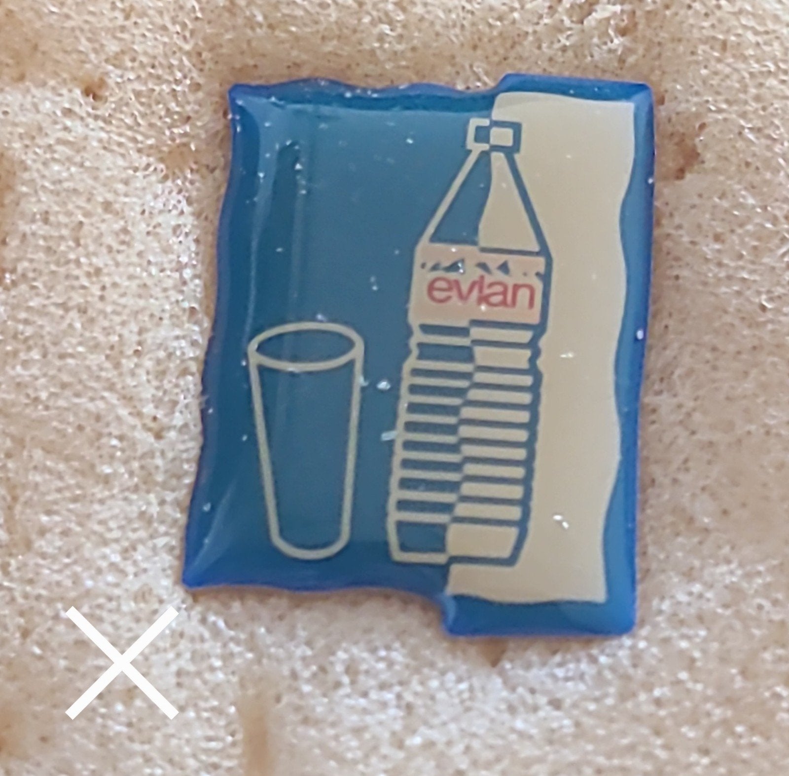 Evian waterfles en glas pin, Verzenden