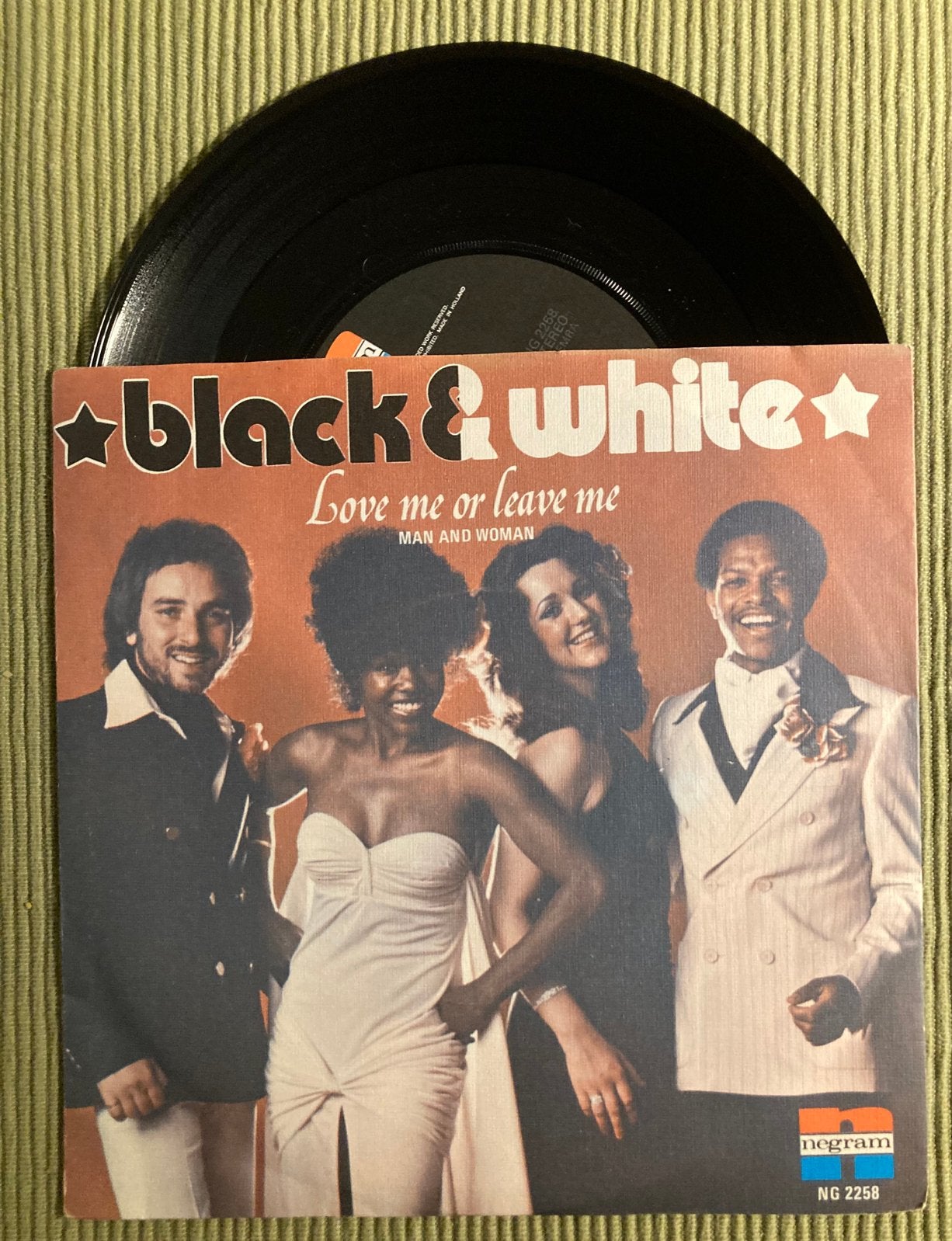 Vinyl single Black & White - Love me or leave me, Gebruikt, 7 inch, Ophalen of Verzenden, Dance en House